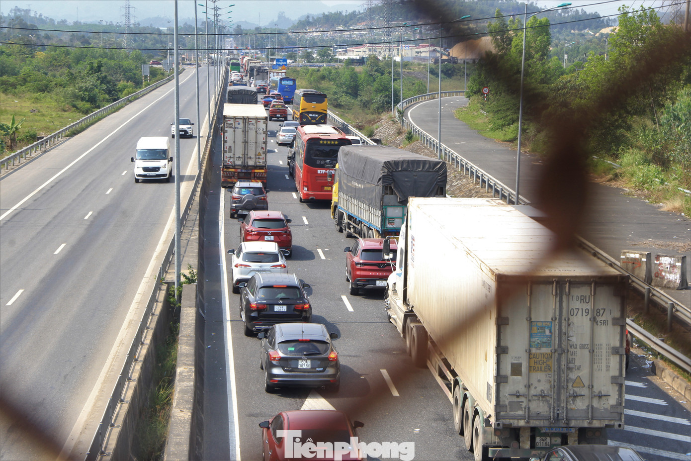 Đến giữa chiều tình hình ùn ứ vẫn không hạ nhiệt. Anh Nguyễn Phúc Hạnh (28 tuổi, quê ở Quảng Ngãi) cho hay anh cùng gia đình về Quảng Bình. Từ khi lên cao tốc Đà Nẵng - Quảng Ngãi luôn chạy ở tốc độ 80km/h, nhưng tới nút giao phải rề rà nên rất nóng lòng.