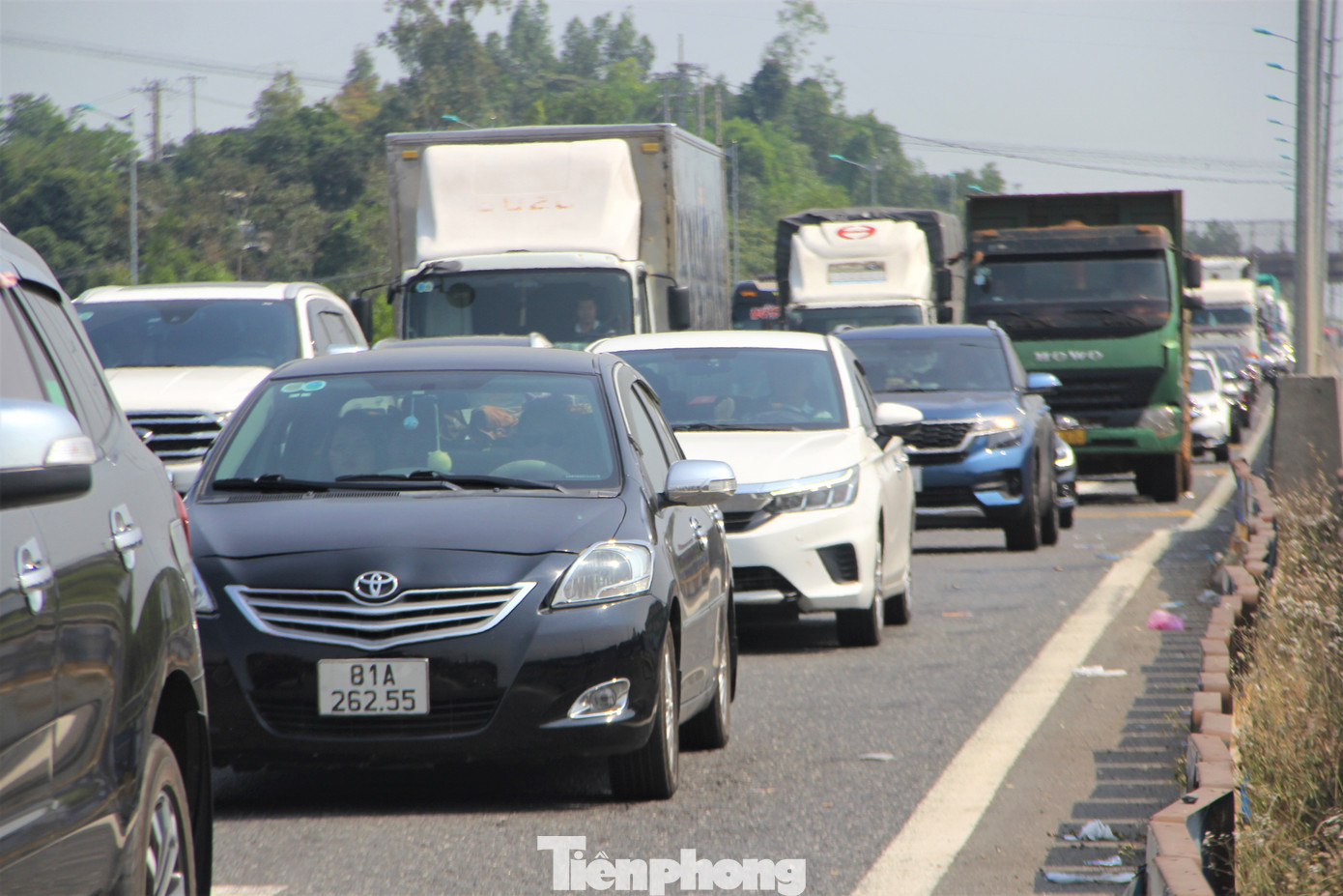 Xe nối hàng dài, phần lớn là ô tô cá nhân về quê ăn Tết.