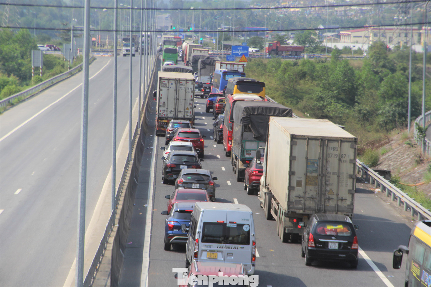 Dòng xe từ phía Nam đổ về, khi qua khỏi trạm thu phí chuẩn bị tới lối ra ở Túy Loan thì ùn ứ. Ở chiều ngược lại, đường đi vẫn thông thoáng.
