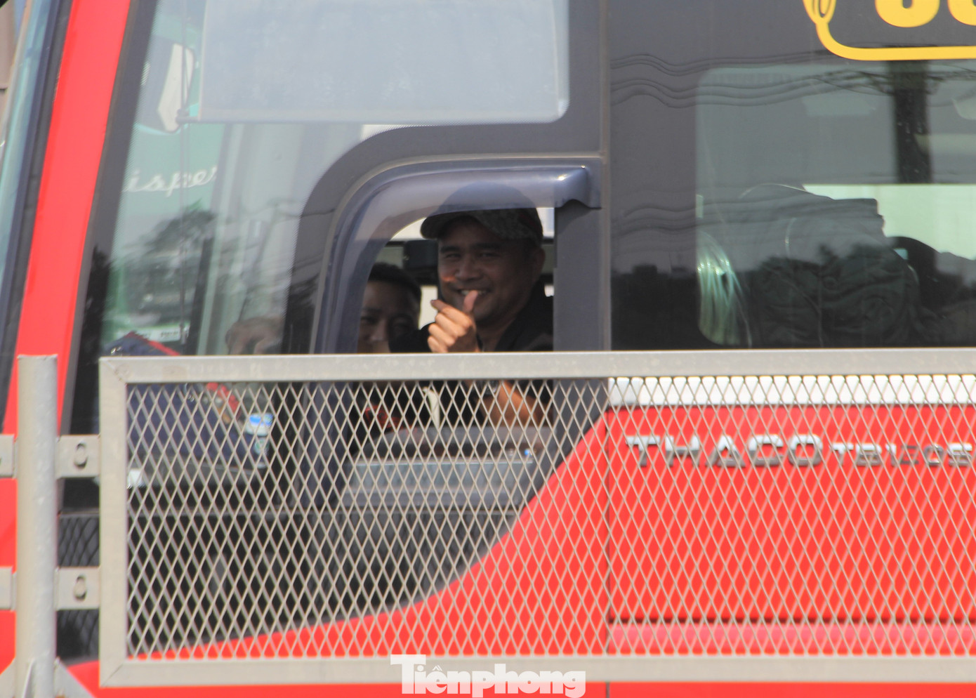 Một tài xế sau khi "cầm cự" với tốc độ rùa bò giơ tay báo hiệu đã thoát ra khỏi khu vực ùn ứ. Những ngày gần Tết, cao tốc Đà Nẵng - Quảng Ngãi ghi nhận số lượng phương tiện lưu thông tăng cao, nhất là các xe ô tô cá nhân di chuyển từ Nam ra các tỉnh phía Bắc.