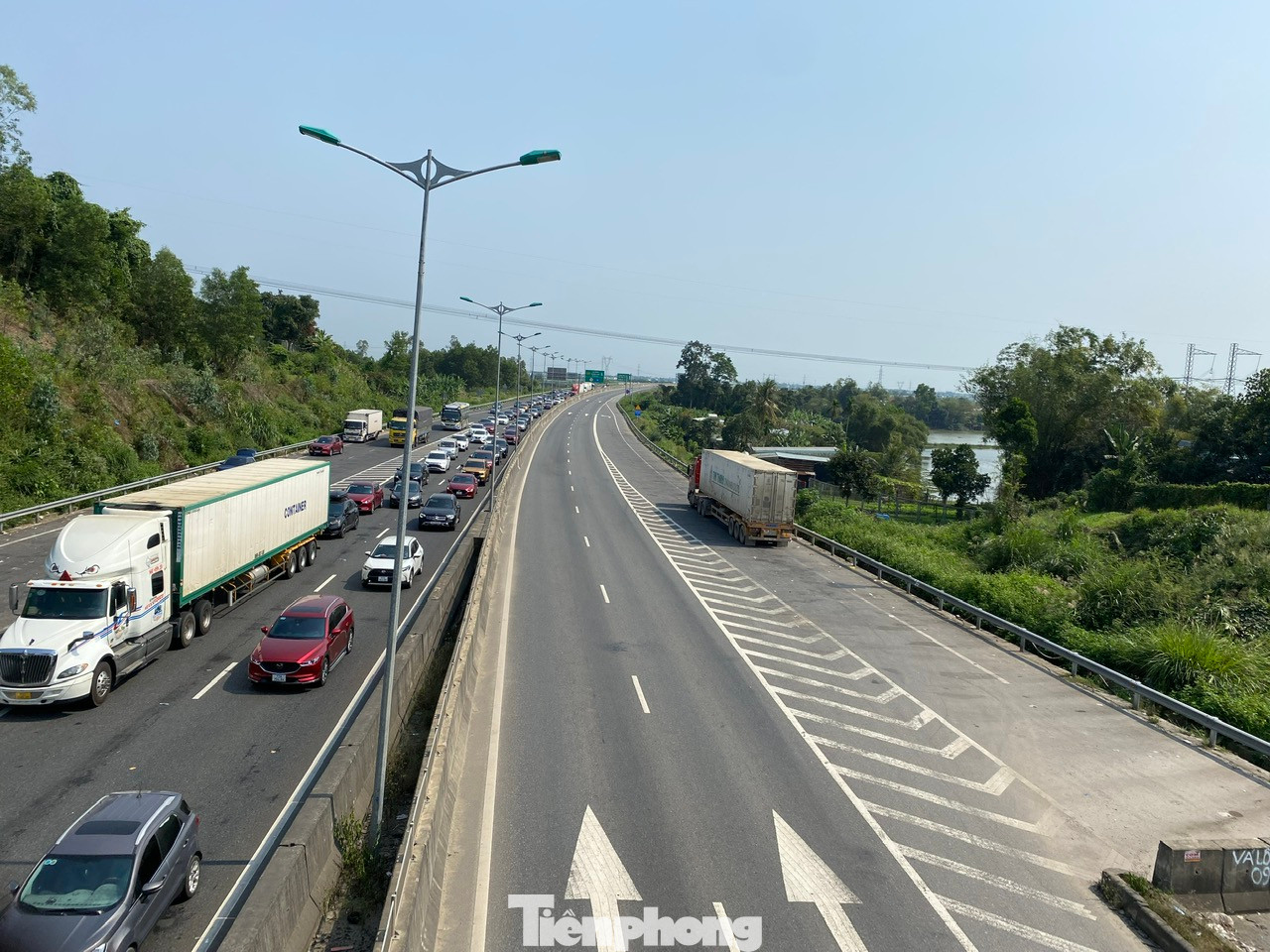 Cao tốc Đà Nẵng - Quảng Ngãi kết nối với cao tốc Túy Loan - La Sơn - Cam Lộ, ra đến Quảng Trị, là tuyến đường được nhiều tài xế lựa chọn.