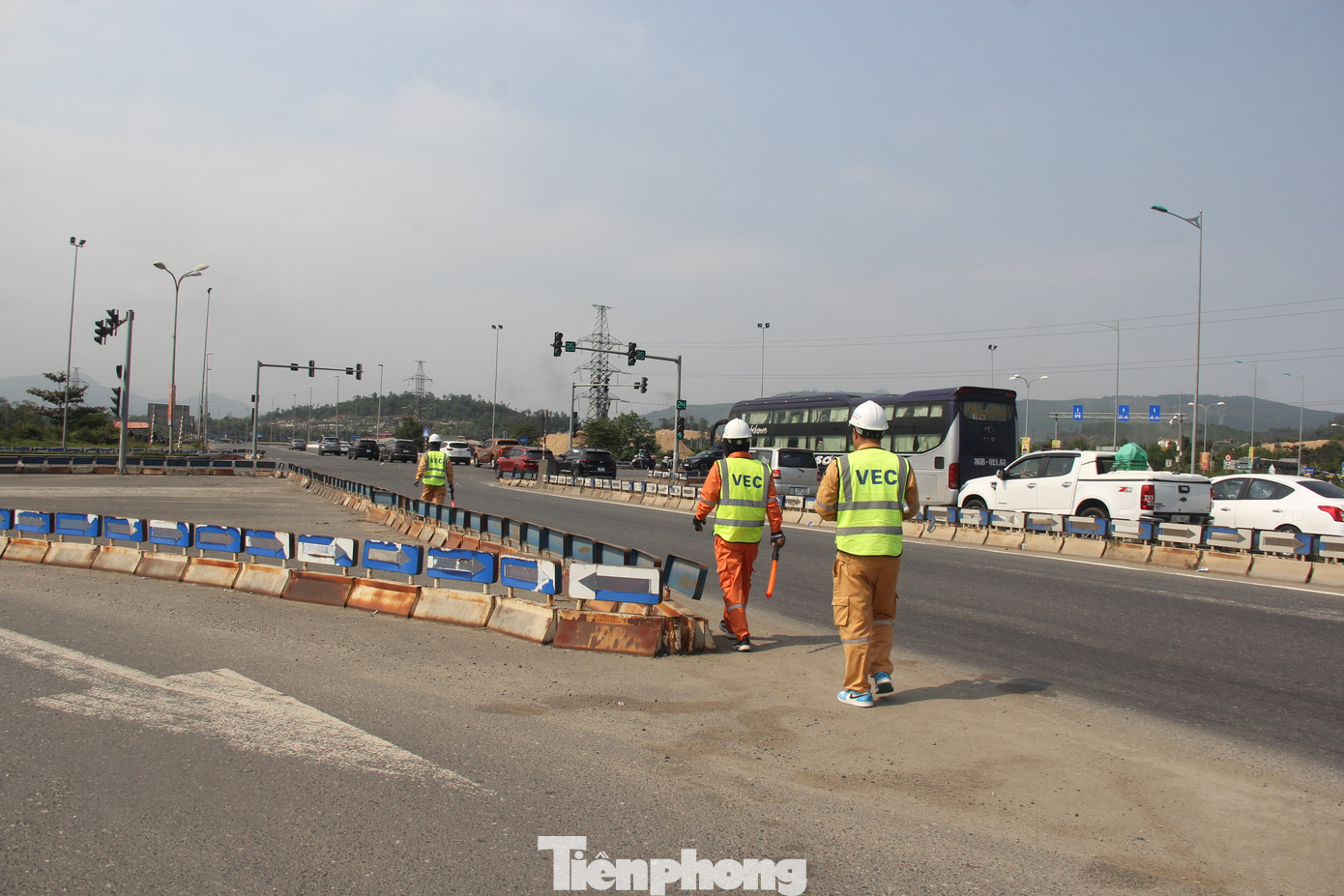 Nhân viên của Tổng công ty Đầu tư phát triển đường cao tốc Việt Nam (VEC) đến khu vực nút giao để điều tiết giao thông khi lượng xe cộ vẫn liên tục đổ về.