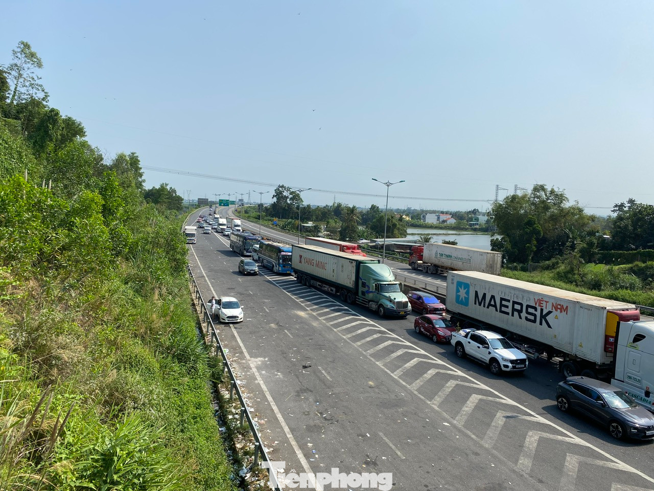 Những xe chở hàng nặng nối dài khiến việc ùn ứ thêm căng thẳng. Theo các tài xế, cả tuyến cao tốc Đà Nẵng - Quảng Ngãi hôm nay vẫn thông suốt, chỉ tới nút giao này mới bị kẹt lại.