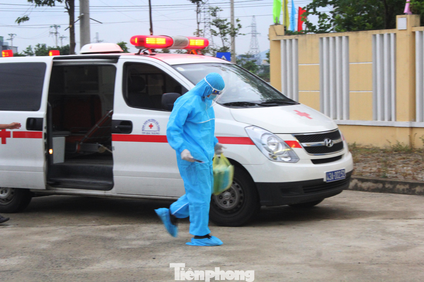 Một thí sinh mang kín đồ bảo hộ xuống xe cứu thương vào trường thi. Một thí sinh mang kín đồ bảo hộ xuống xe cứu thương vào trường thi.