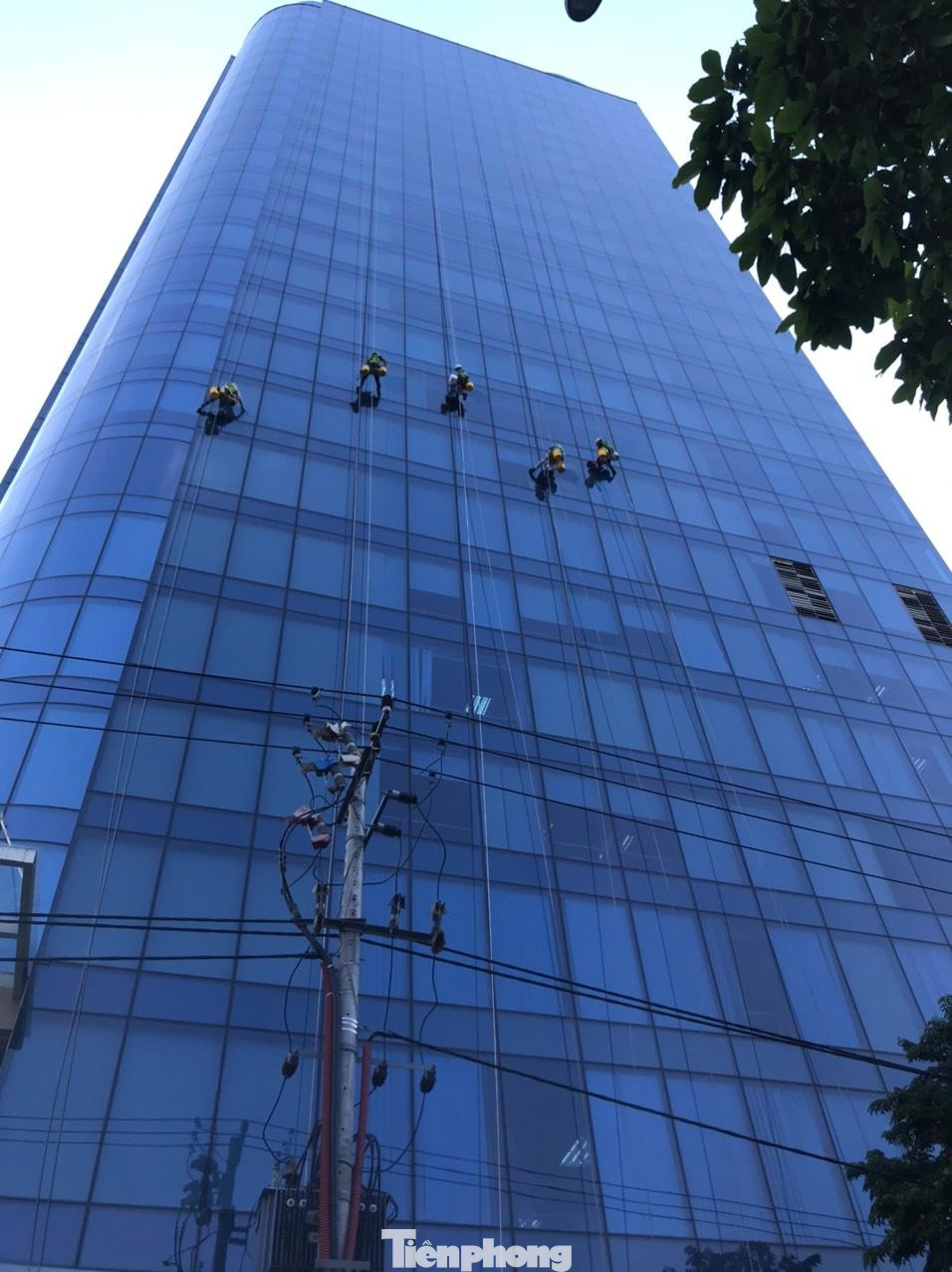 Cuối năm là thời điểm những “người nhện” tất bật nhất. Chỉ những ngày mưa hoặc thời tiết xấu mới nghỉ.