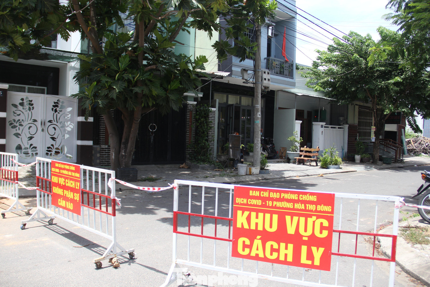 Một khu dân cư trên địa bàn quận Cẩm Lệ bị phong tỏa do có trường hợp mắc COVID-19. Ảnh: Thanh Trần.