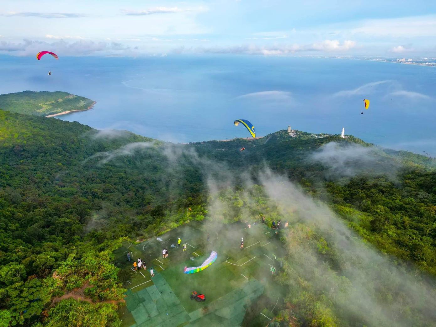 Một góc bán đảo Sơn Trà ngát xanh nhìn từ trên cao.