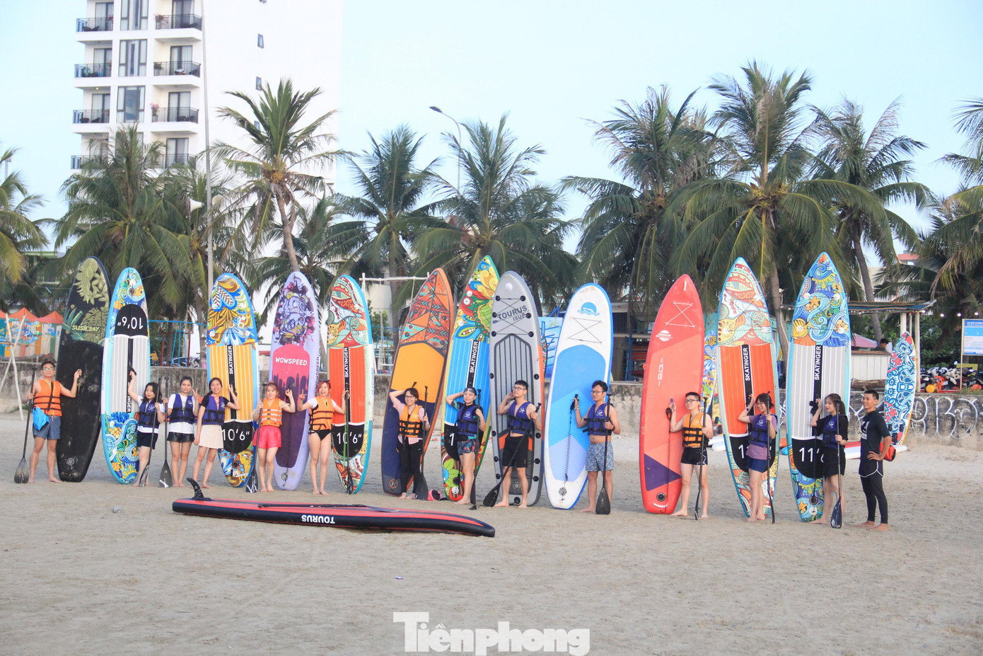 Những chiếc thuyền SUP với màu sắc, hoạ tiết bắt mắt làm bãi biển Mân Thái sớm mai thêm sôi động.