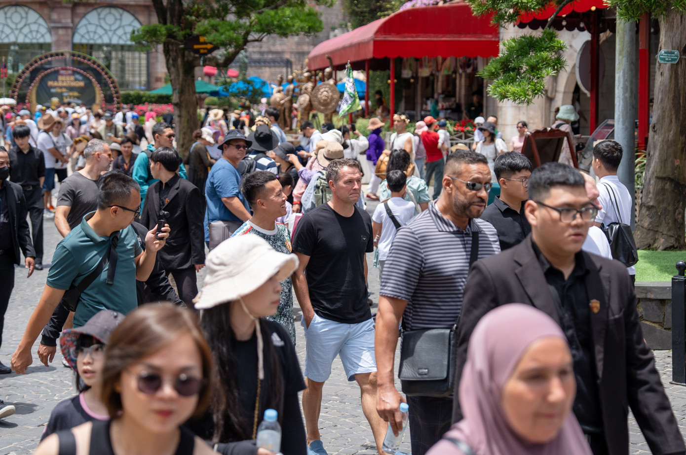 Sự xuất hiện của các ngôi sao bóng đá khiến nhiều du khách bất ngờ, nhất là những &quot;fan ruột&quot; của MU, khi được gặp thần tượng ngoài đời.