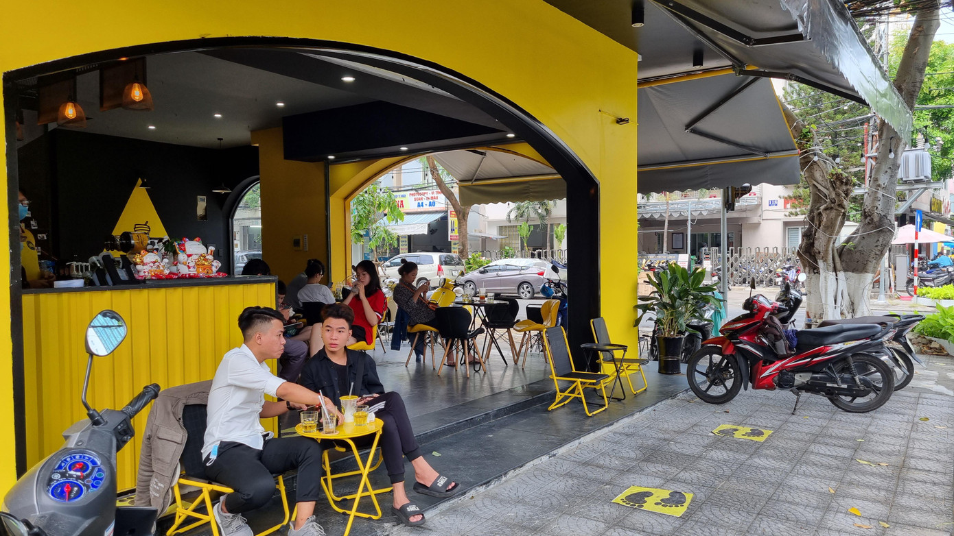 Đà Nẵng dự kiến cho mở lại nhiều hoạt động từ 16/10. Các cửa hàng phục vụ ăn uống tại chỗ chỉ được phục vụ tối đa 50% công suất chứa.