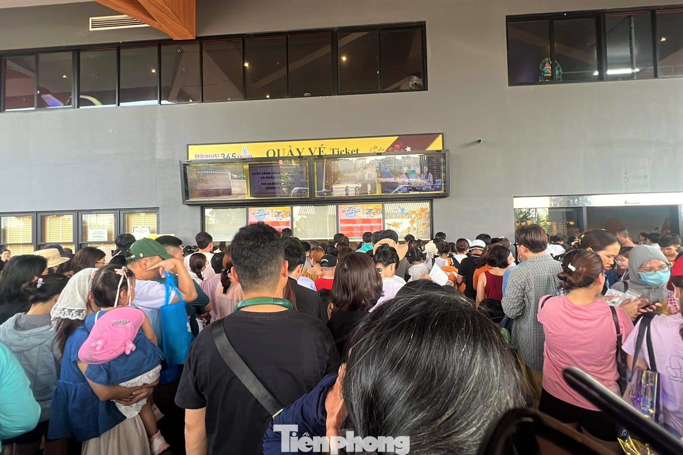 Du khách chen chúc xếp hàng mua vé vào công viên nước Mikazuki. (Ảnh: Thanh Hiền). Du khách chen chúc xếp hàng mua vé vào công viên nước Mikazuki. (Ảnh: Thanh Hiền).