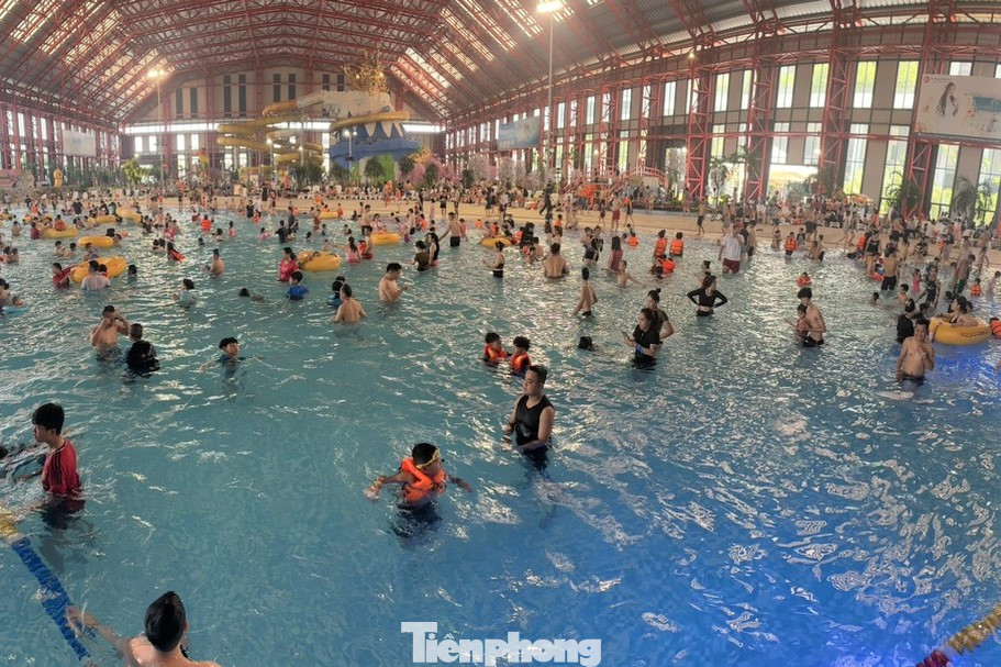 Đây là lựa chọn của những gia đình có trẻ nhỏ vì không phải ra bên ngoài trời, tránh say nắng, sốc nhiệt. “Vì trời quá nắng nóng nên từ giữa buổi sáng tới chiều chỉ muốn vào khu có mái che để vui chơi an toàn, tránh say nắng", chị Nguyễn Thị Quyên (37 tuổi, quê Quảng Nam) chia sẻ. Đây là lựa chọn của những gia đình có trẻ nhỏ vì không phải ra bên ngoài trời, tránh say nắng, sốc nhiệt. “Vì trời quá nắng nóng nên từ giữa buổi sáng tới chiều chỉ muốn vào khu có mái che để vui chơi an toàn, tránh say nắng", chị Nguyễn Thị Quyên (37 tuổi, quê Quảng Nam) chia sẻ.