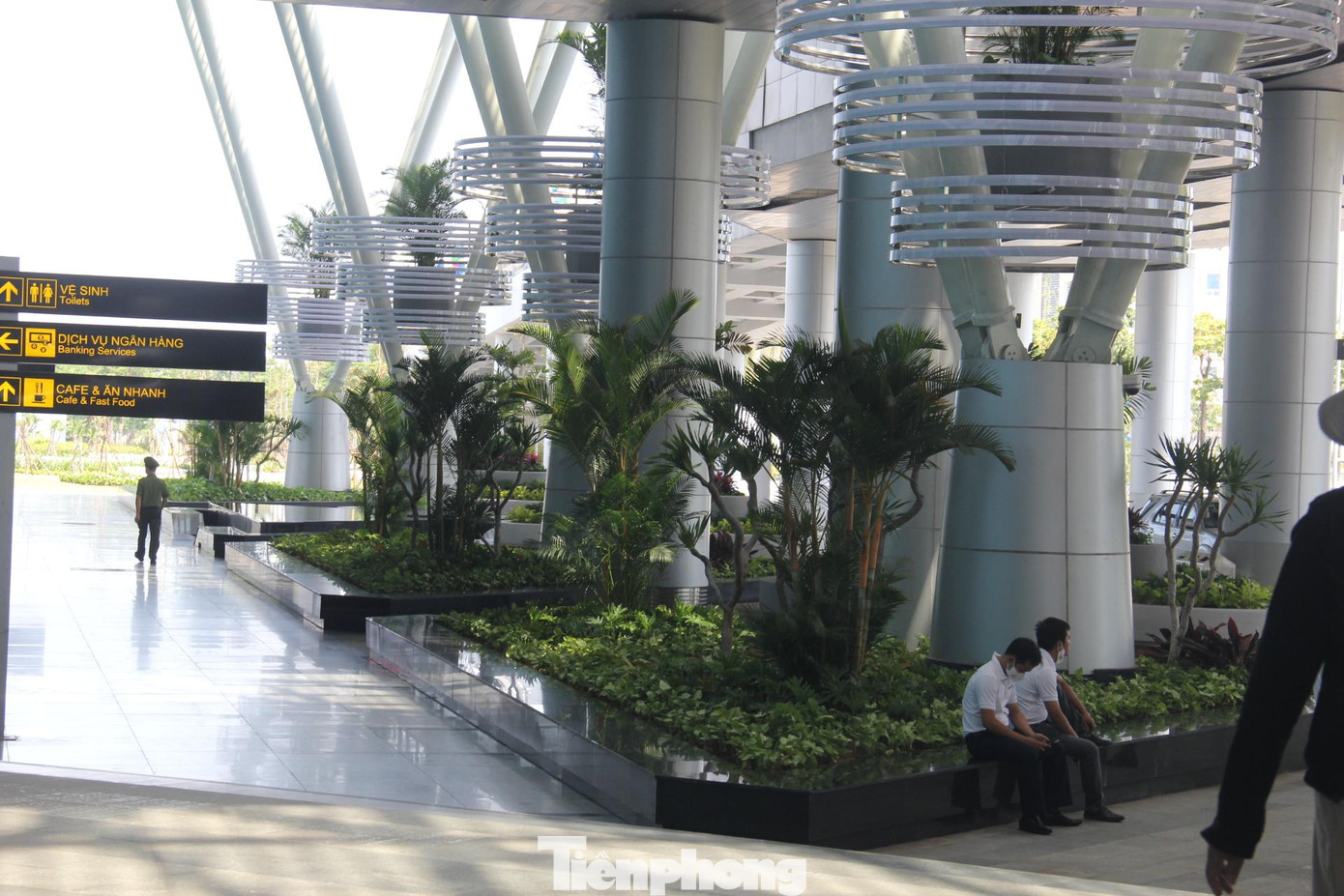 Sân bay chú trọng bổ sung mảng xanh để tạo sự gần gũi thiên nhiên, mát mẻ.