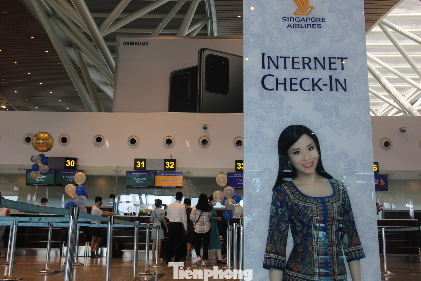 Sân bay bố trí nhiều băng rôn, hình ảnh chào đón những chuyến bay quốc tế.