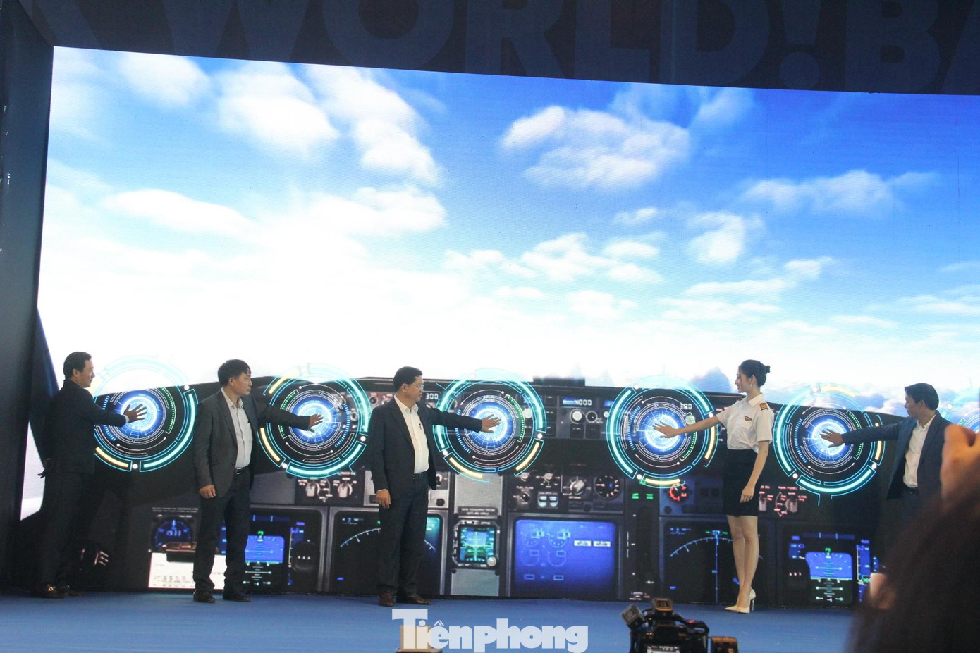 Đại diện AHT, Hoa hậu Lương Thùy Linh cùng các đại biểu ấn nút khởi động đường bay quốc tế.