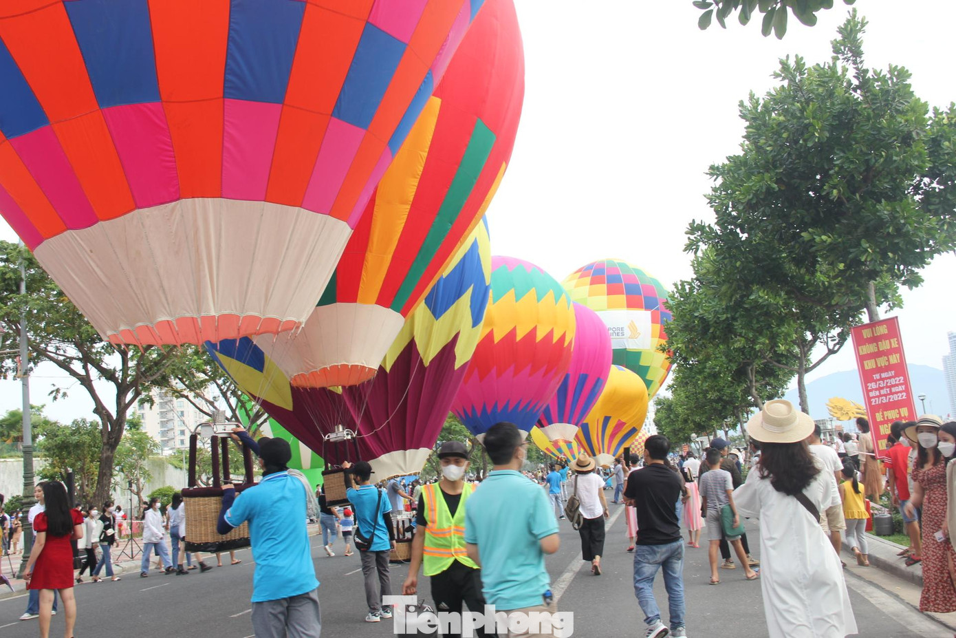 Ngày hội Khinh khí cầu là sự kiện chào đón đoàn khách quốc tế đầu tiên đến với Đà Nẵng. Từ sáng sớm, hàng loạt người dân và du khách đã đến xem và chụp ảnh với khinh khí cầu.