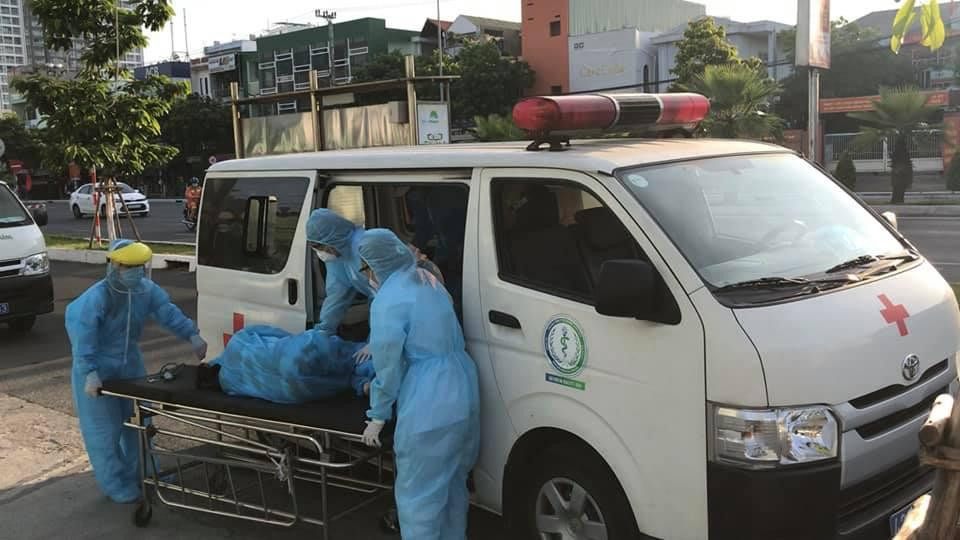 Các bác sĩ đưa sản phụ L. về Trung tâm y tế quận Sơn Trà để sinh mổ sáng 18/5. Ảnh: TTYTQ. Các bác sĩ đưa sản phụ L. về Trung tâm y tế quận Sơn Trà để sinh mổ sáng 18/5. Ảnh: TTYTQ.