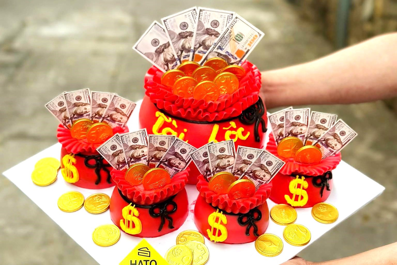 Nhiều tiệm bánh đã quá tải đơn, nhận cả trăm bánh kem trong ngày vía Thần tài. "Từ hôm qua đến hôm nay tiệm chúng tôi chạy hết công suất vì cả trăm đơn bánh. Hầu hết khách muốn nhận bánh trong buổi sáng do ngày Thần tài năm nay có 3 khung giờ cúng đẹp, mà hết hai khung vào buổi sáng là Mậu Thìn (7h-9h), giờ Kỷ Tỵ (9h-11h) nên nhân viên phải thức trắng đêm", đại diện một tiệm bánh kể. Ảnh: H.T. Nhiều tiệm bánh đã quá tải đơn, nhận cả trăm bánh kem trong ngày vía Thần tài. "Từ hôm qua đến hôm nay tiệm chúng tôi chạy hết công suất vì cả trăm đơn bánh. Hầu hết khách muốn nhận bánh trong buổi sáng do ngày Thần tài năm nay có 3 khung giờ cúng đẹp, mà hết hai khung vào buổi sáng là Mậu Thìn (7h-9h), giờ Kỷ Tỵ (9h-11h) nên nhân viên phải thức trắng đêm", đại diện một tiệm bánh kể. Ảnh: H.T.