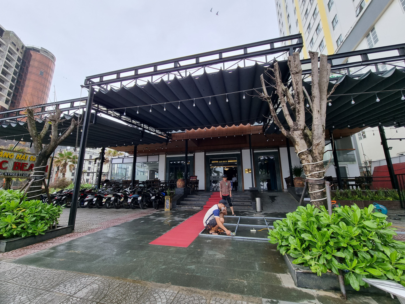 Đại diện nhà hàng Âu Lạc (đường Võ Nguyên Giáp) cho hay nhà hàng trước nay thường đón khách theo đoàn. Sau hai năm “ngấm đòn” vì dịch COVID-19, thời gian gần đây nhà hàng kinh doanh lại, nhưng lượng khách chưa nhiều. “Giờ sắp vào hè, đi lại giữa các nước đã thông thoáng hơn nên chúng tôi sửa soạn lại nhà hàng cho tươm tất để đón khách. Mong rằng lần này khách sẽ tới Đà Nẵng nhộn nhịp”, vị này nói.