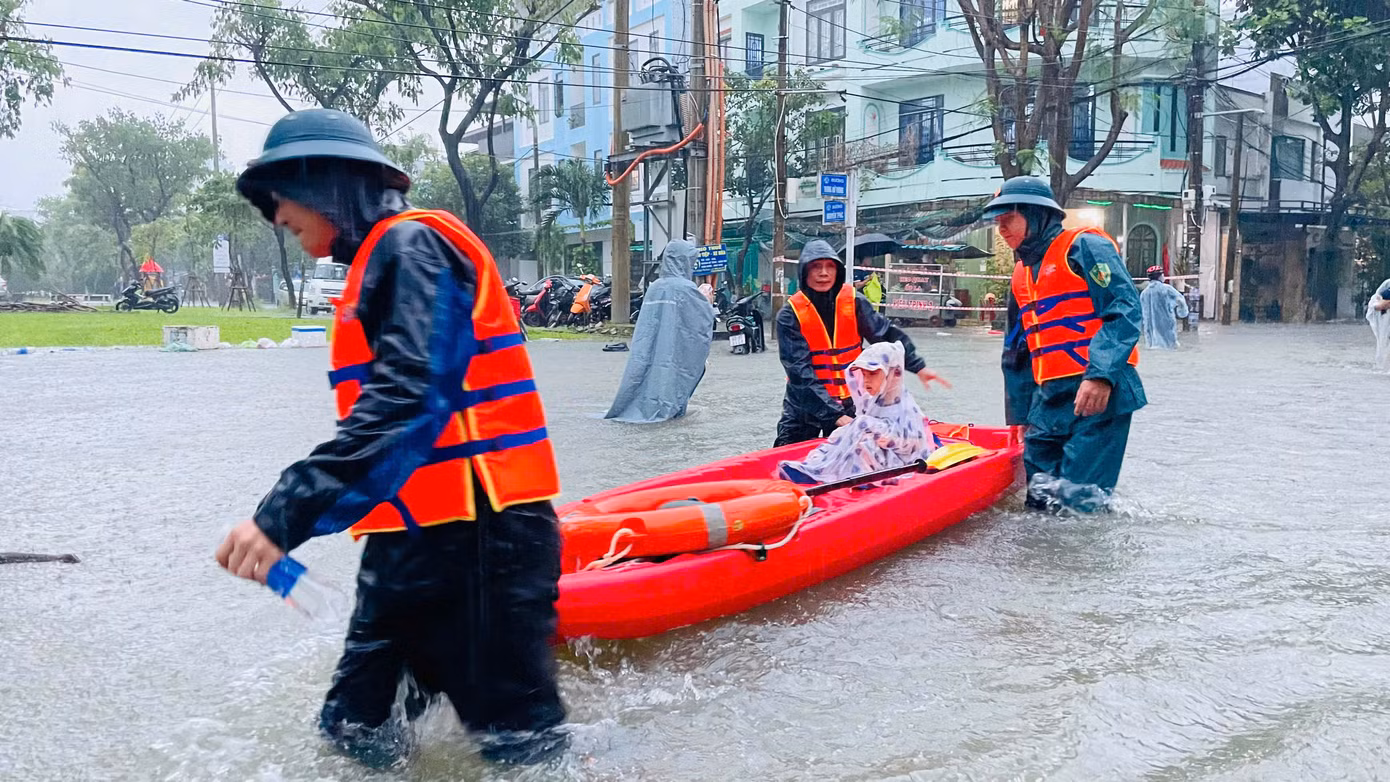 Người già, trẻ nhỏ, người đau ốm được các lực lượng hỗ trợ di tản trước.