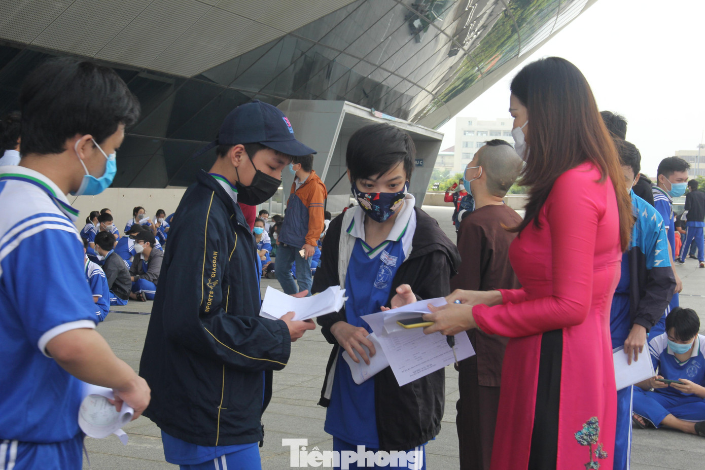 Nhiều thầy cô giáo cũng có mặt tại đây để hỗ trợ các em hoàn thành giấy tờ liên quan và động viên tinh thần của học sinh.