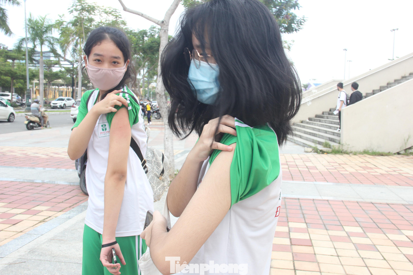 Sau khi tiến hành tiêm vắc xin cho nhóm đối tượng từ 12-15 tuổi, Đà Nẵng sẽ lên kế hoạch cho các em đi học lại. Hiện tại, nhóm đối tượng từ 15-18 tuổi trên địa bàn đã được tiêm chủng mũi 1 vắc xin phòng COVID. Ngày 22/11 tới đây, học sinh lớp 12 sẽ đi học trực tiếp trở lại, học sinh lớp 10 và lớp 11 đến trường vào 29/11.