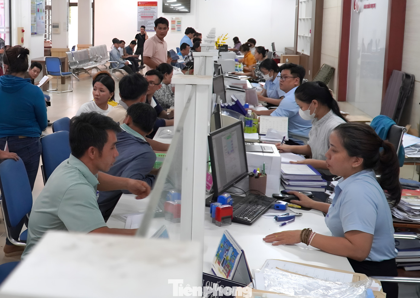 AI sẽ giúp người dân lẫn chính quyền thực hiện thủ tục nhanh chóng, giảm bớt tình trạng quá tải. Ảnh: Thanh Hiền. AI sẽ giúp người dân lẫn chính quyền thực hiện thủ tục nhanh chóng, giảm bớt tình trạng quá tải. Ảnh: Thanh Hiền.