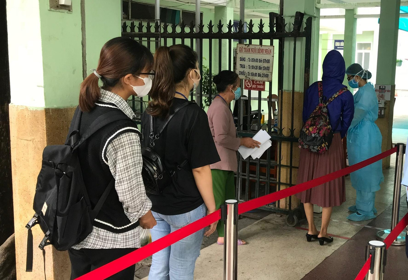Người dân tới bệnh viện Đà Nẵng phải khai báo y tế, sát khuẩn, kiểm tra thân nhiệt... Người dân tới bệnh viện Đà Nẵng phải khai báo y tế, sát khuẩn, kiểm tra thân nhiệt...