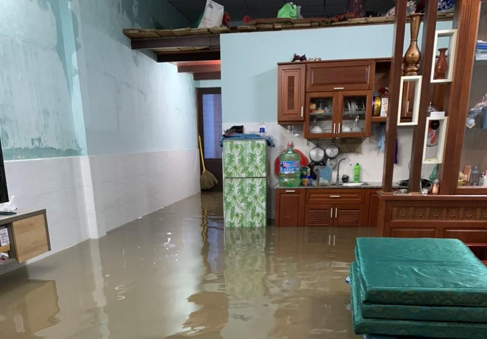 Nước tràn vào nhà ở đường Hoàng Văn Thái (quận Liên Chiểu), làm hư hại nhiều đồ đạc. Nước tràn vào nhà ở đường Hoàng Văn Thái (quận Liên Chiểu), làm hư hại nhiều đồ đạc.