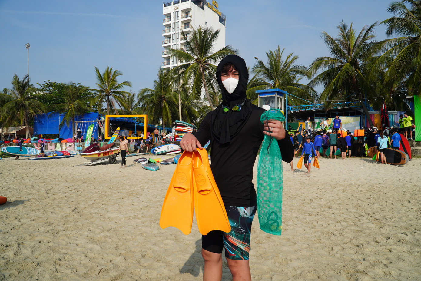 Kéo, túi lưới mang theo để cắt, đựng rác. Đặng Trần Hoàng (Trường Đại học Thể dục thể thao) cho hay đây là lần đầu tiên tham gia lặn biển dọn rác. Hoàng mong muốn sẽ nhặt hết rác ở dưới đáy biển, trả lại môi trường sống an toàn cho các rạn san hô. Kéo, túi lưới mang theo để cắt, đựng rác. Đặng Trần Hoàng (Trường Đại học Thể dục thể thao) cho hay đây là lần đầu tiên tham gia lặn biển dọn rác. Hoàng mong muốn sẽ nhặt hết rác ở dưới đáy biển, trả lại môi trường sống an toàn cho các rạn san hô.