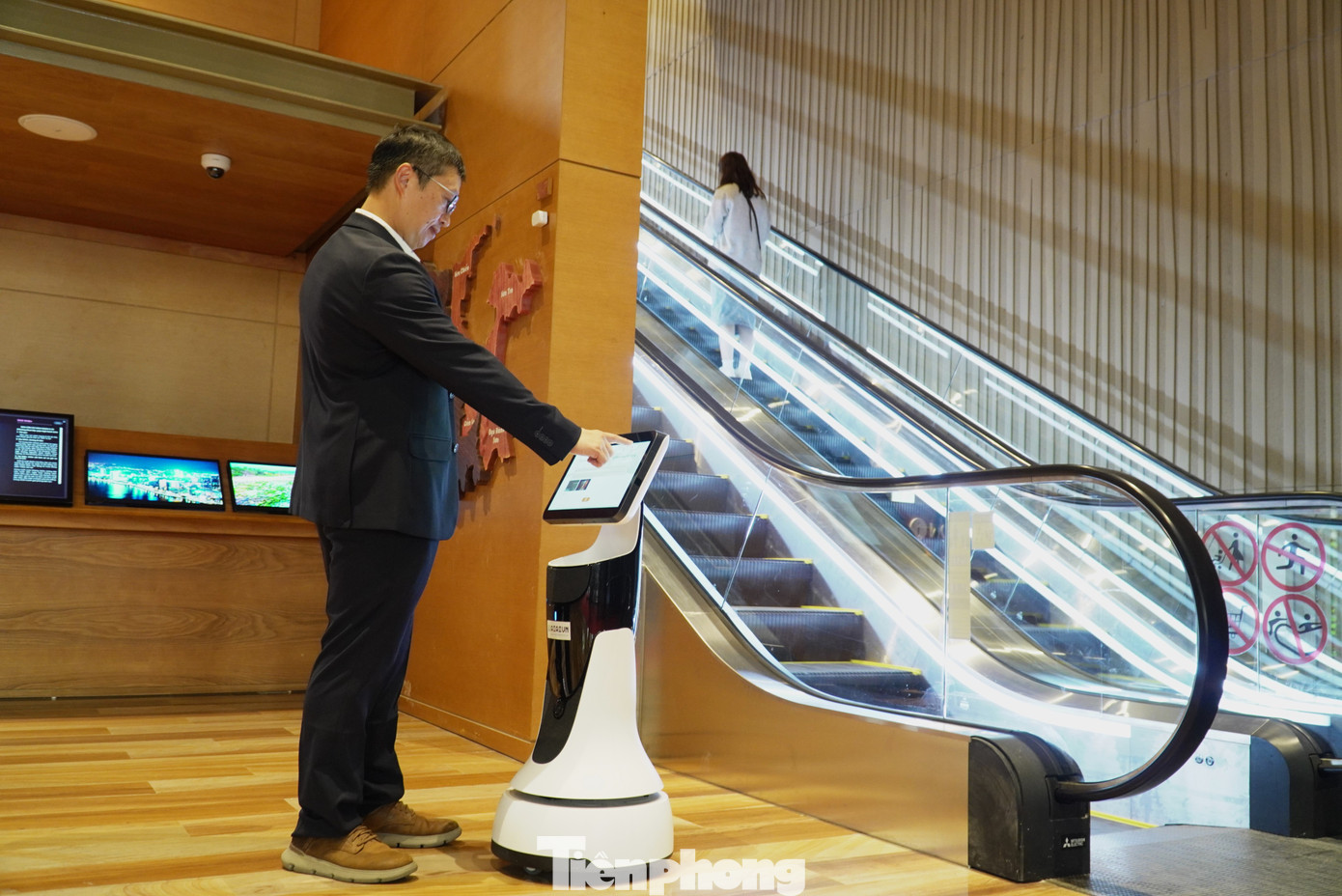 Bảo tàng còn trang bị robot dẫn đường, nói được nhiều thứ tiếng để hỗ trợ khách tham quan.