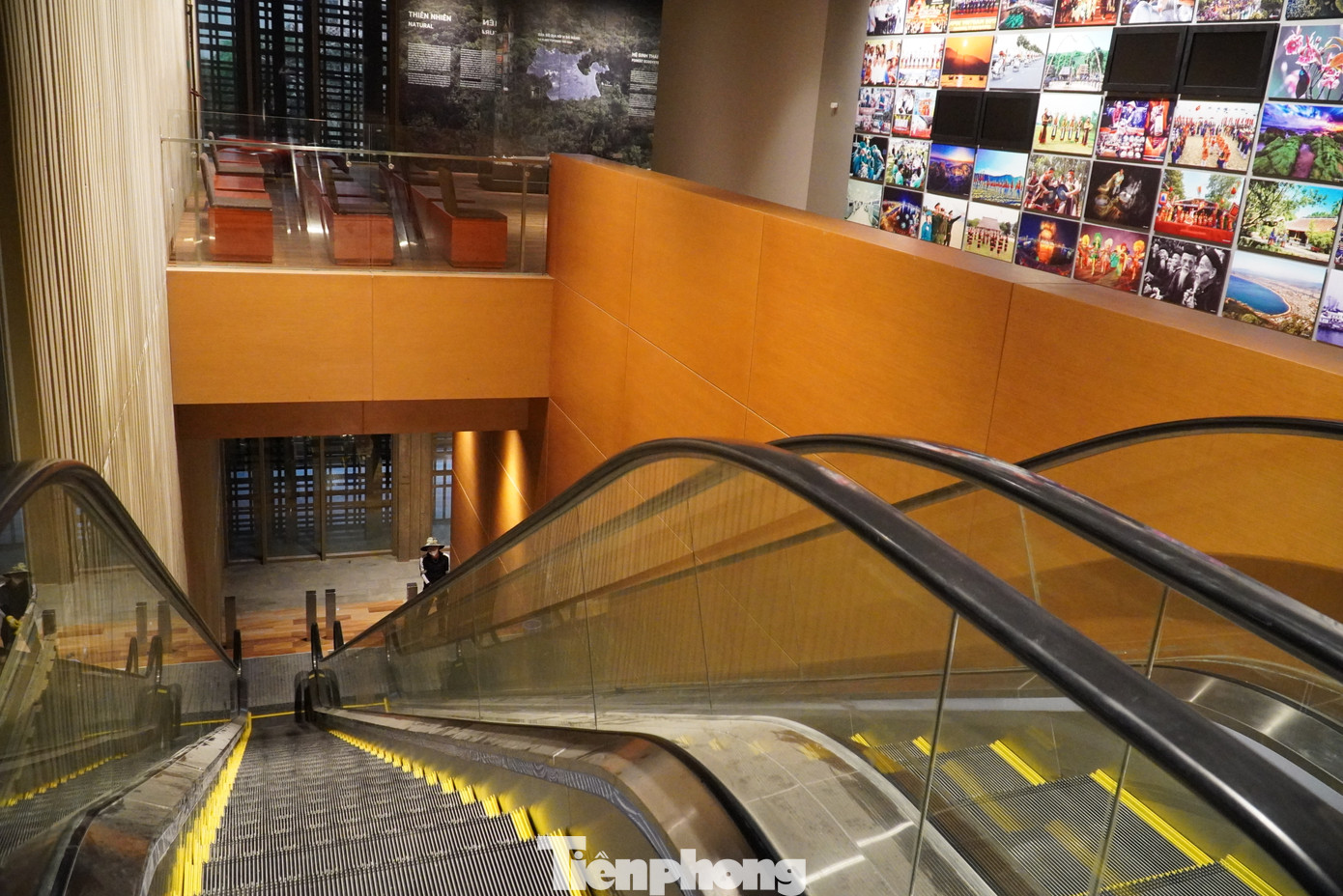 Tòa nhà 42 Bạch Đằng trước đây là Tòa Đốc lý, Tòa thị chính Đà Nẵng, được xây dựng từ thời Pháp thuộc, đến nay đã 125 năm tuổi, do kiến trúc sư người Pháp thiết kế theo phong cách Tân cổ điển, khởi công năm 1898 và khánh thành năm 1900.