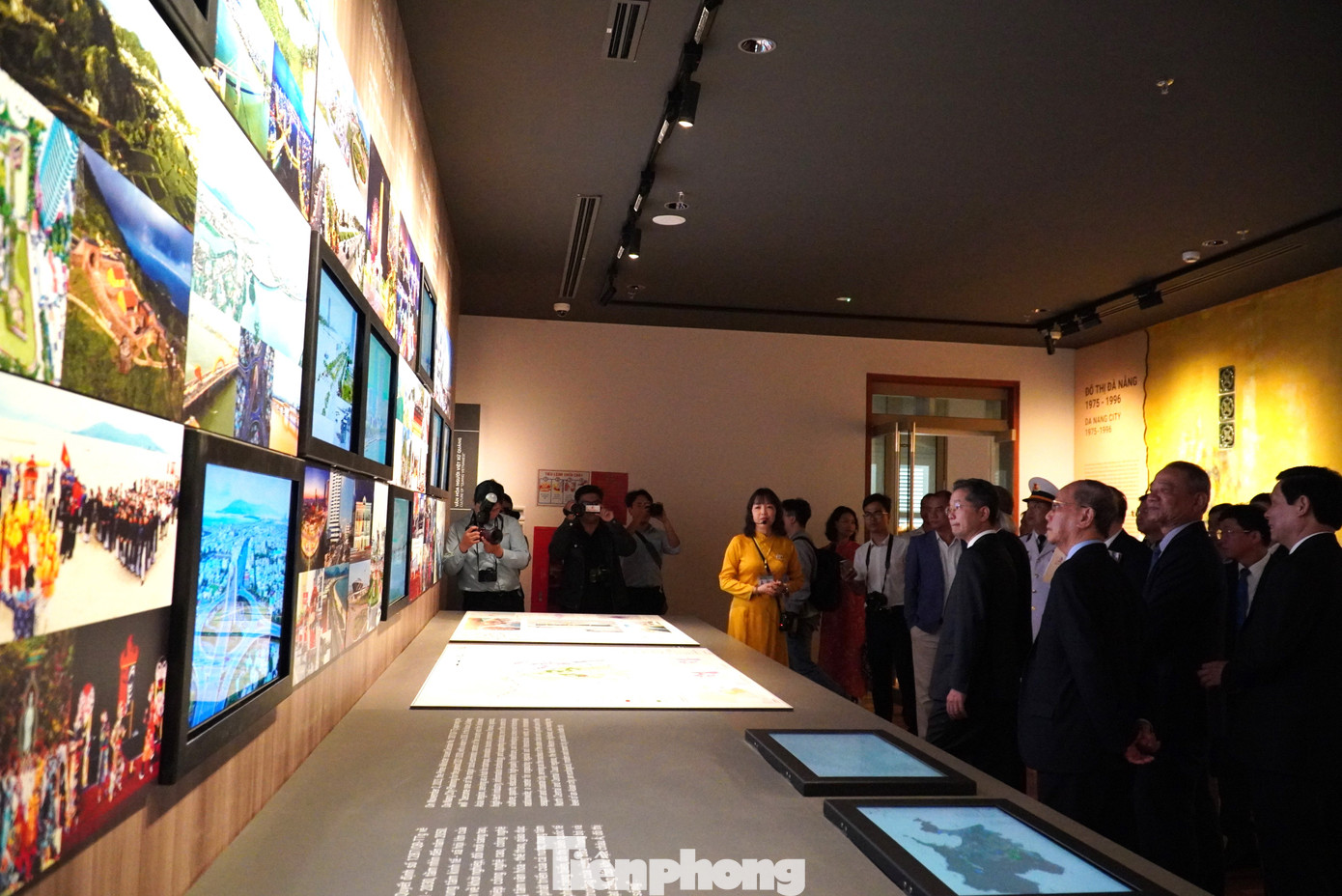Bảo tàng Đà Nẵng có tổng mức đầu tư hơn 504 tỷ đồng, được nâng cấp từ cơ sở 42 Bạch Đằng với tổng diện tích triển khai 8.686 m2, xây dựng khối nhà mới số 31 Trần Phú. Bên trong bảo tàng trưng bày gần 3.000 tài liệu, hiện vật, kết hợp phong cách trưng bày truyền thống với công nghệ trình chiếu hiện đại, đặc biệt là ứng dụng phim 3D Mapping, phim 3D, phim tư liệu và slide hình ảnh làm tăng tính trải nghiệm, tương tác đối với du khách. Bảo tàng Đà Nẵng gợi mở và dẫn dắt công chúng tham quan trải nghiệm, tìm hiểu về tự nhiên và lịch sử xã hội Đà Nẵng, những câu chuyện về văn hóa cũng như khát vọng đi lên của một trong những trung tâm kinh tế - xã hội lớn của cả nước và Đông Nam Á. Ảnh: Thanh Hiền.