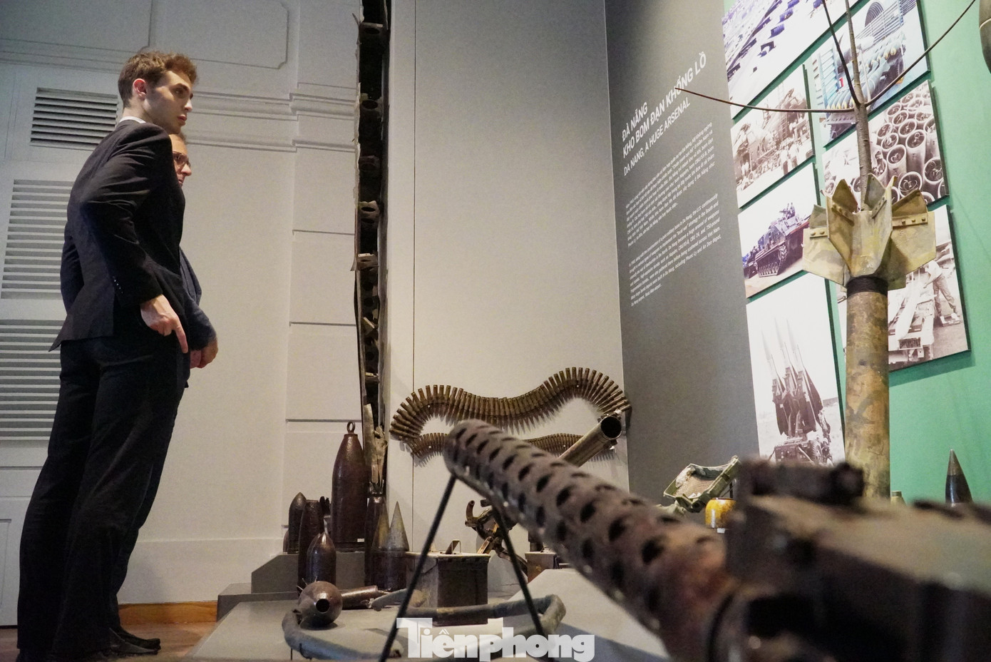 Tòa nhà 42 Bạch Đằng trước đây là Tòa Đốc lý, Tòa thị chính Đà Nẵng, được xây dựng từ thời Pháp thuộc, đến nay đã 125 năm tuổi, do kiến trúc sư người Pháp thiết kế theo phong cách Tân cổ điển, khởi công năm 1898 và khánh thành năm 1900.