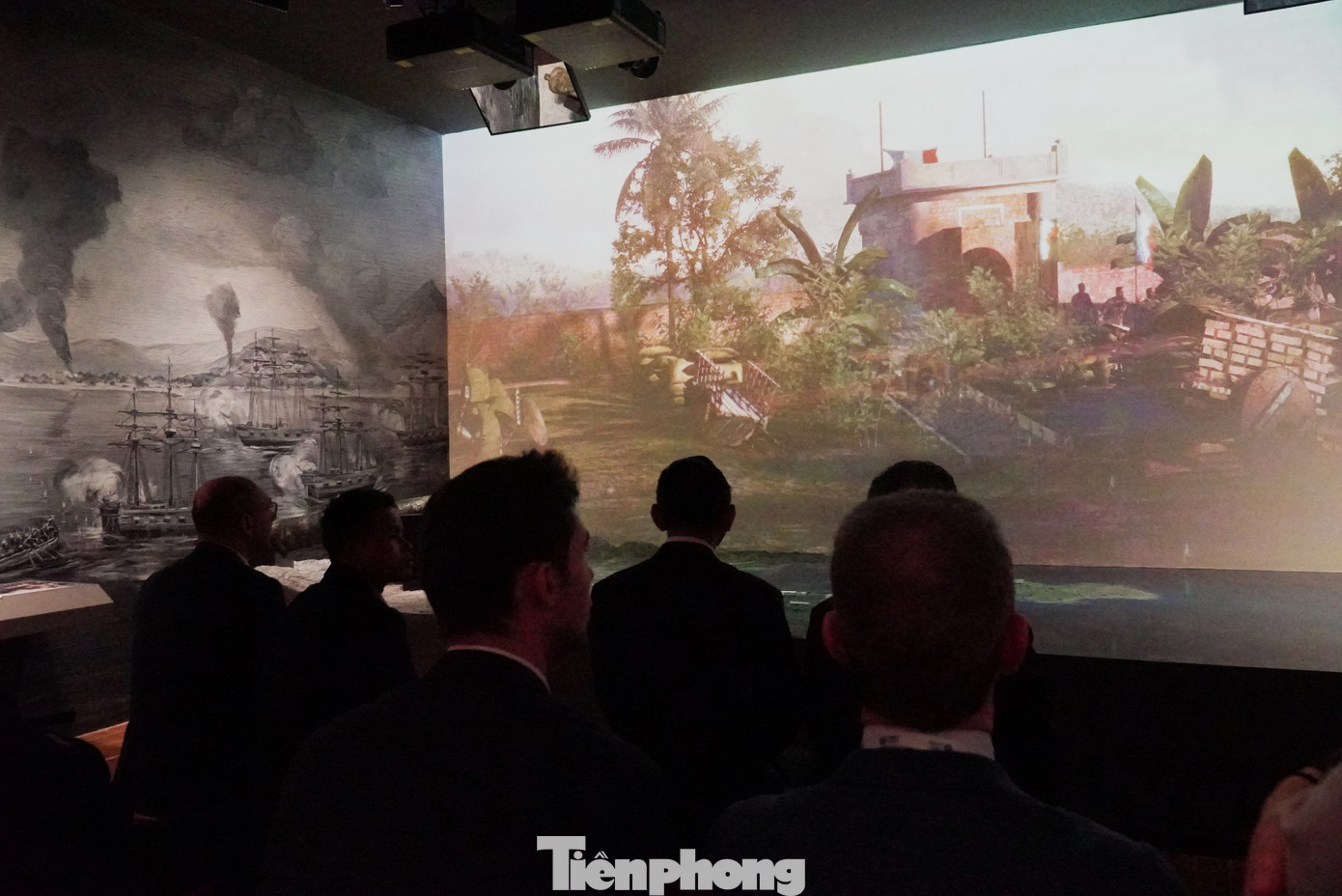 Hệ thống trình chiếu phim tự động thu hút du khách.