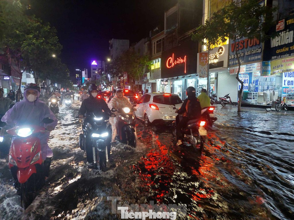 Mới đây nhất, ngày 10/9, chỉ sau vài tiếng đồng hồ mưa lớn, rất nhiều tuyến đường ở Đà Nẵng biến thành sông như Lý Tự Trọng, Quang Trung, Tôn Đức Thắng, Tú Mỡ, Nguyễn Văn Linh…