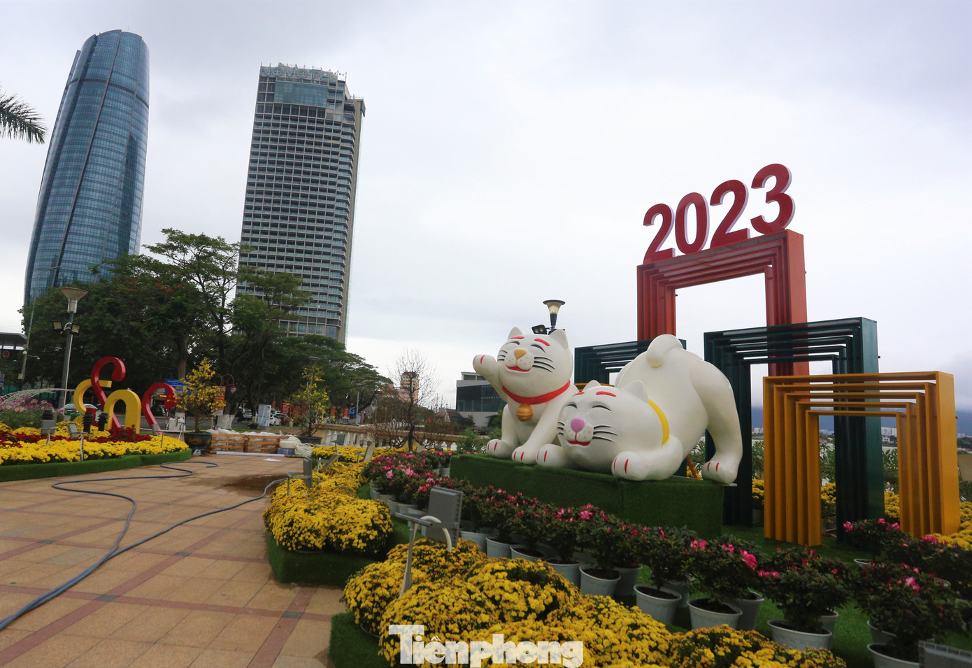 Linh vật mèo trên đường hoa xuân ở Đà Nẵng.