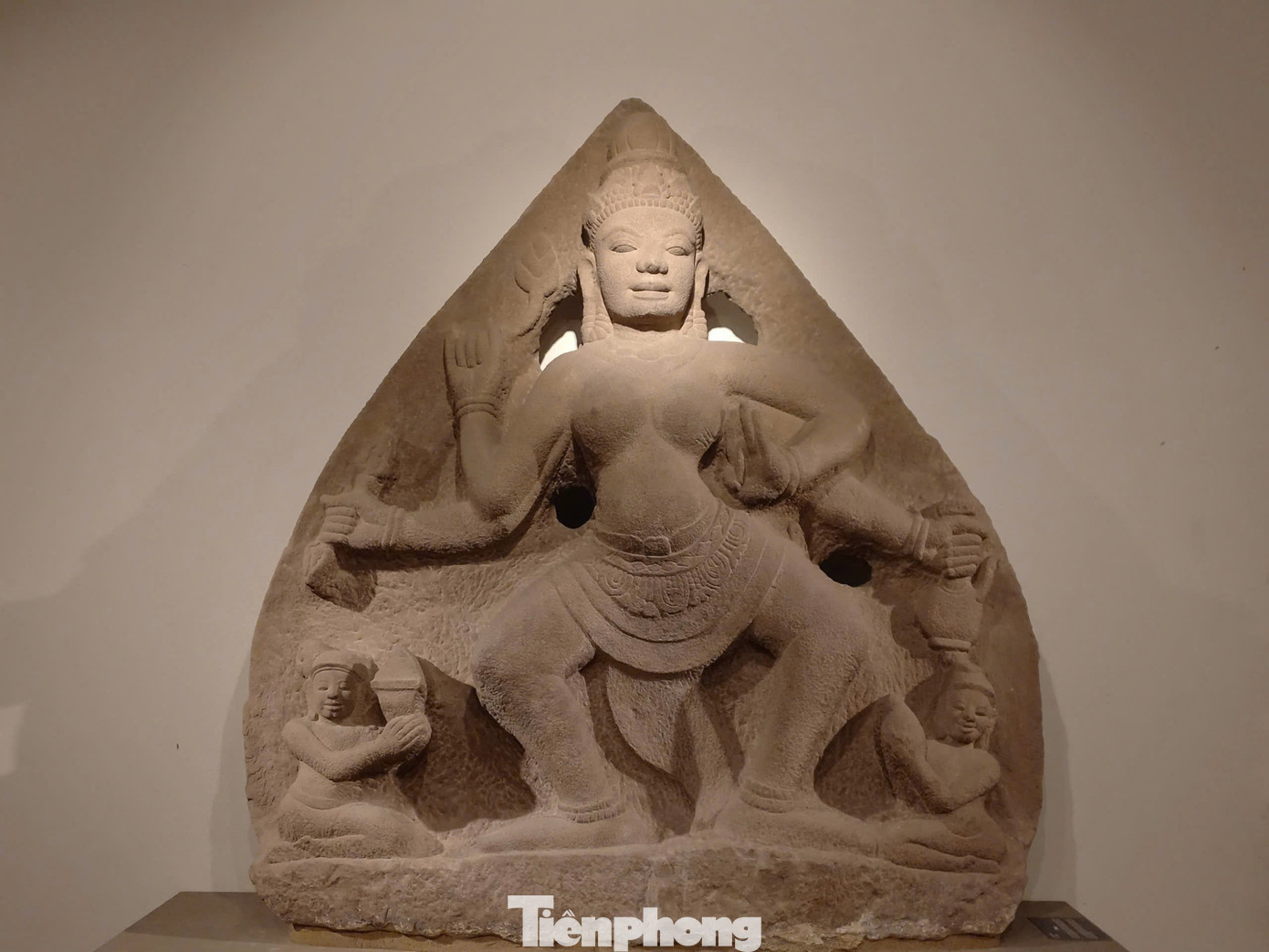 Phù điêu Uma Chánh Lộ cao 165 cm, rộng 162 cm, dày 37 cm tại Bảo tàng Điêu khắc Chăm.