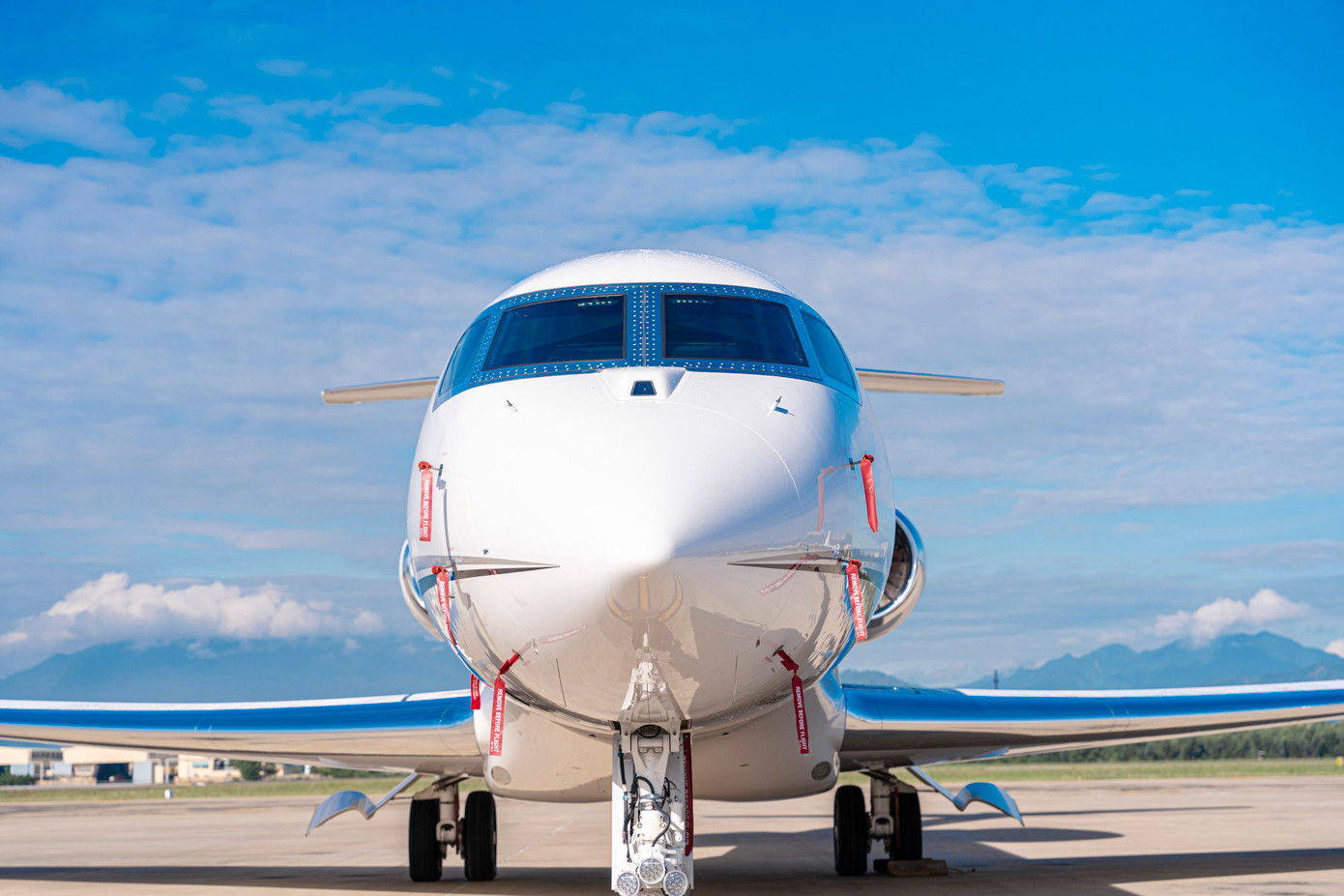 Chuyên cơ thu hút mọi ánh nhìn khi đỗ tại sân bay Đà Nẵng.