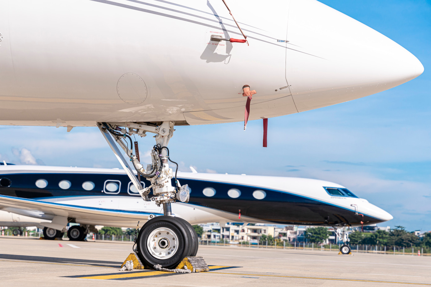 Loạt máy bay và các tỷ phú trên khắp thế giới đến Đà Nẵng khẳng định Việt Nam là một điểm đến hấp dẫn của giới siêu giàu. Trong những năm gần đây, Việt Nam đã liên tục đón các tỷ phú hàng đầu thế giới như Bill Gates, Tim Cook, Jensen Huang… Riêng Đà Nẵng nổi danh là điểm đến tổ chức lễ cưới của giới siêu giàu.