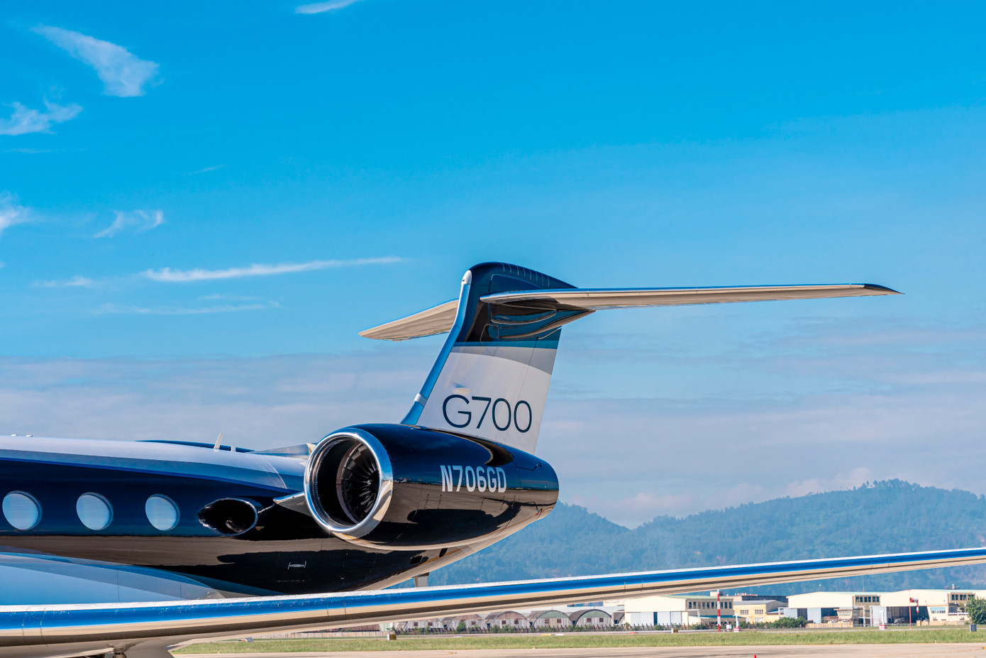 G700 có khoang máy bay dài nhất, rộng nhất và cao nhất trong ngành hàng không thương gia, được trang bị Ka-band wifi, mạng internet toàn cầu nhanh nhất trên không để các doanh nhân có thể phát trực tiếp, làm việc và giữ liên lạc bất kể đang bay qua đại dương hay các núi băng. Trên G700 có đến 5 khu vực sinh hoạt linh động. Máy bay có đến 20.000 chiếc đèn led và 65.000 cấp độ sáng .