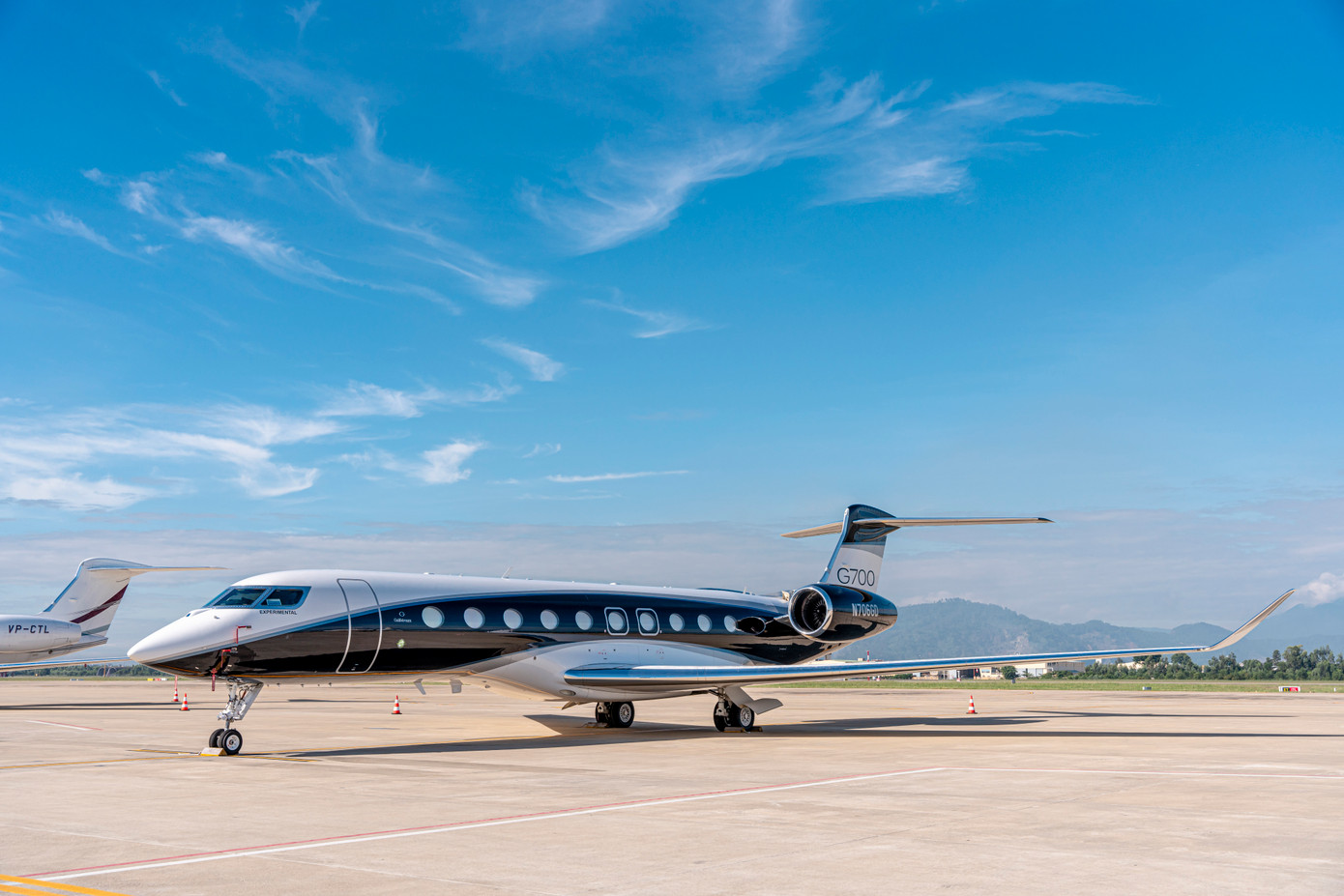 G700 có khoang máy bay dài nhất, rộng nhất và cao nhất trong ngành hàng không thương gia, được trang bị Ka-band wifi, mạng internet toàn cầu nhanh nhất trên không để các doanh nhân có thể phát trực tiếp, làm việc và giữ liên lạc bất kể đang bay qua đại dương hay các núi băng. Trên G700 có đến 5 khu vực sinh hoạt linh động. Máy bay có đến 20.000 chiếc đèn led và 65.000 cấp độ sáng .