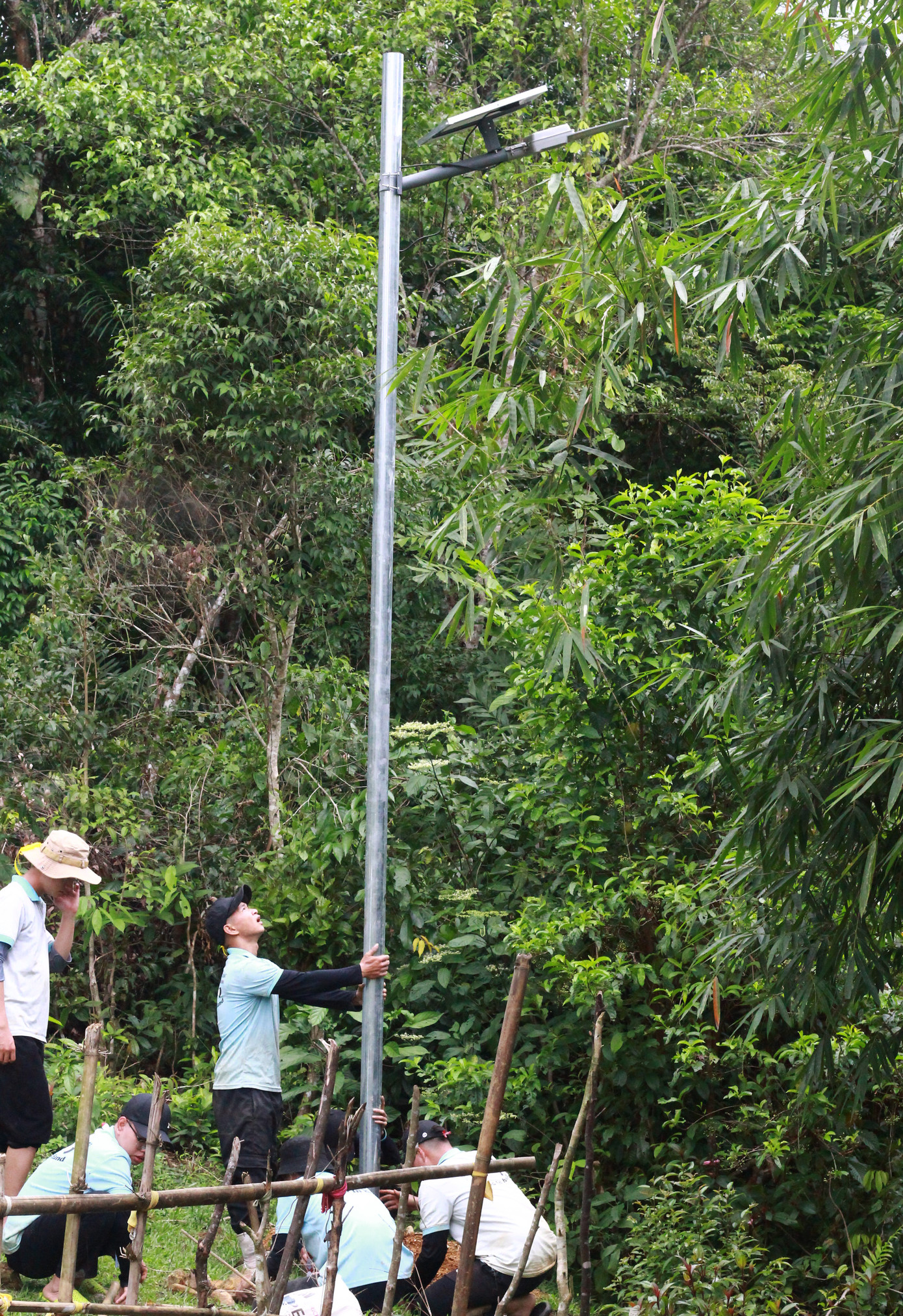 Nằm cách xa trung tâm thành phố Đà Nẵng hàng trăm cây số, đến nay thôn 2B vẫn chưa có hệ thống điện lưới quốc gia, nguồn nước sinh hoạt phải kéo từ suối về. Các bạn trẻ đến với bà con, bắt tay vào trồng 15 trụ điện năng lượng mặt trời cho 15 tụ điểm chính của thôn. Không có điện, không chỉ khó khăn trong sinh hoạt, mà bà con, nhất là các em nhỏ cũng khó tiếp cận được ánh sáng văn minh.
