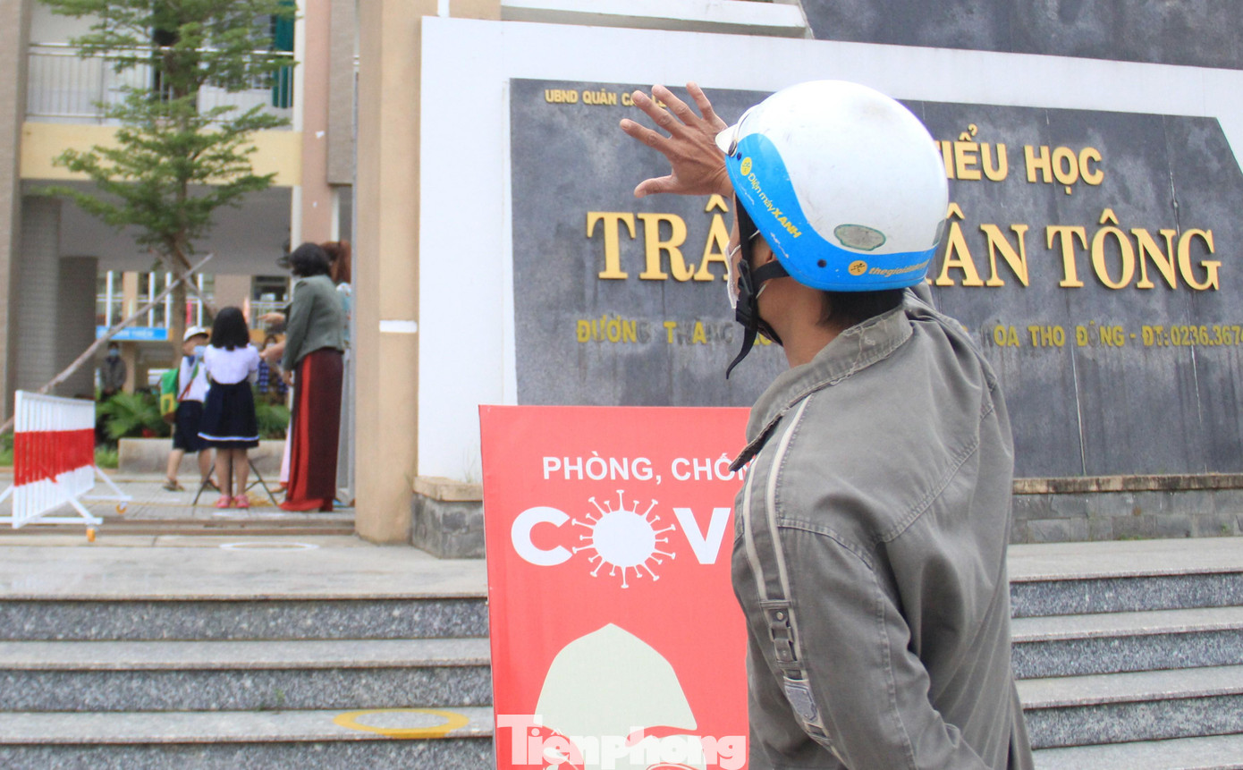 Anh Trịnh Văn Sảnh (37 tuổi, quận Cẩm Lệ) chia sẻ rất mừng vì con được đi học trực tiếp. "Cháu vào lớp 1, cần nhiều kỹ năng như đọc, viết trong khi ở nhà học online không thể nào học tốt được mà vợ chồng tôi cũng không có nhiều thời gian để kèm cặp", anh nói. Nhiều phụ huynh khác cũng an tâm vì trường học nằm trong vùng cấp độ 1, 2. Hơn hết là phải sống thích ứng với tình hình dịch bệnh.