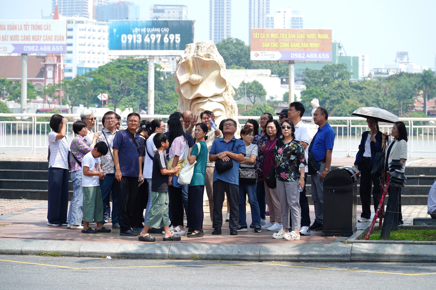 Tuyến đường Bạch Đằng vừa ở trung tâm thành phố, vừa ven sông, gần chợ Hàn, Bảo tàng Đà Nẵng, Bảo tàng điêu khắc Chăm… Mỗi ngày có hàng ngàn lượt du khách lui tới. Các nhà hàng, khách sạn, quán xá ở tuyến đường này có nhiều lợi thế làm ăn.