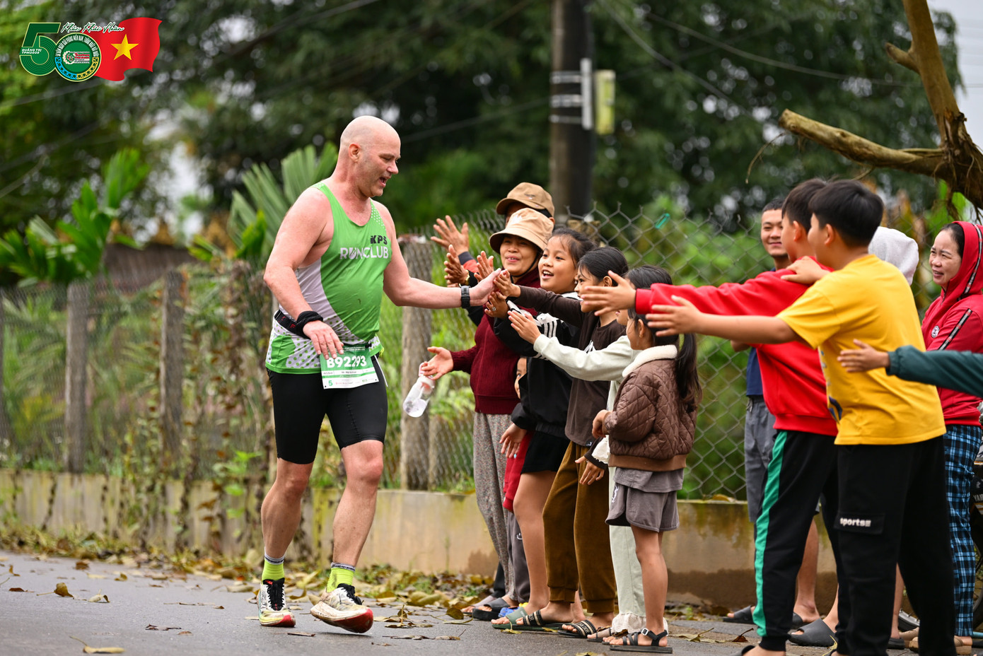 Bà con Quảng Trị đón chào, cổ vũ các vận động viên. Ảnh: BTC.