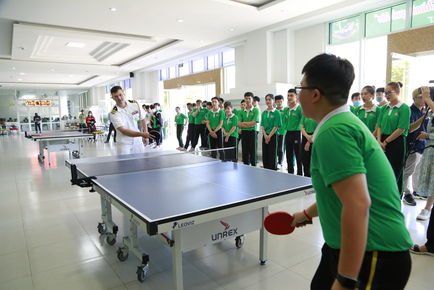 Giao lưu bóng bàn.