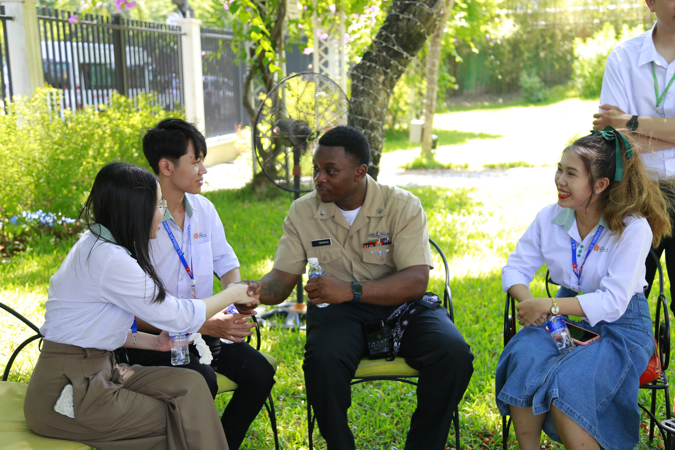 “Em rất thích thú khi được nghe các thủy thủ chia sẻ về cuộc sống trên tàu, về những nét văn hóa Hoa Kỳ. Em và các bạn rất vui khi được trò chuyện và giới thiệu văn hóa và ẩm thực Việt Nam đến các thủy thủ đoàn”, Nguyễn Đăng Lộc, sinh viên ngành Ngôn ngữ Anh chia sẻ.
