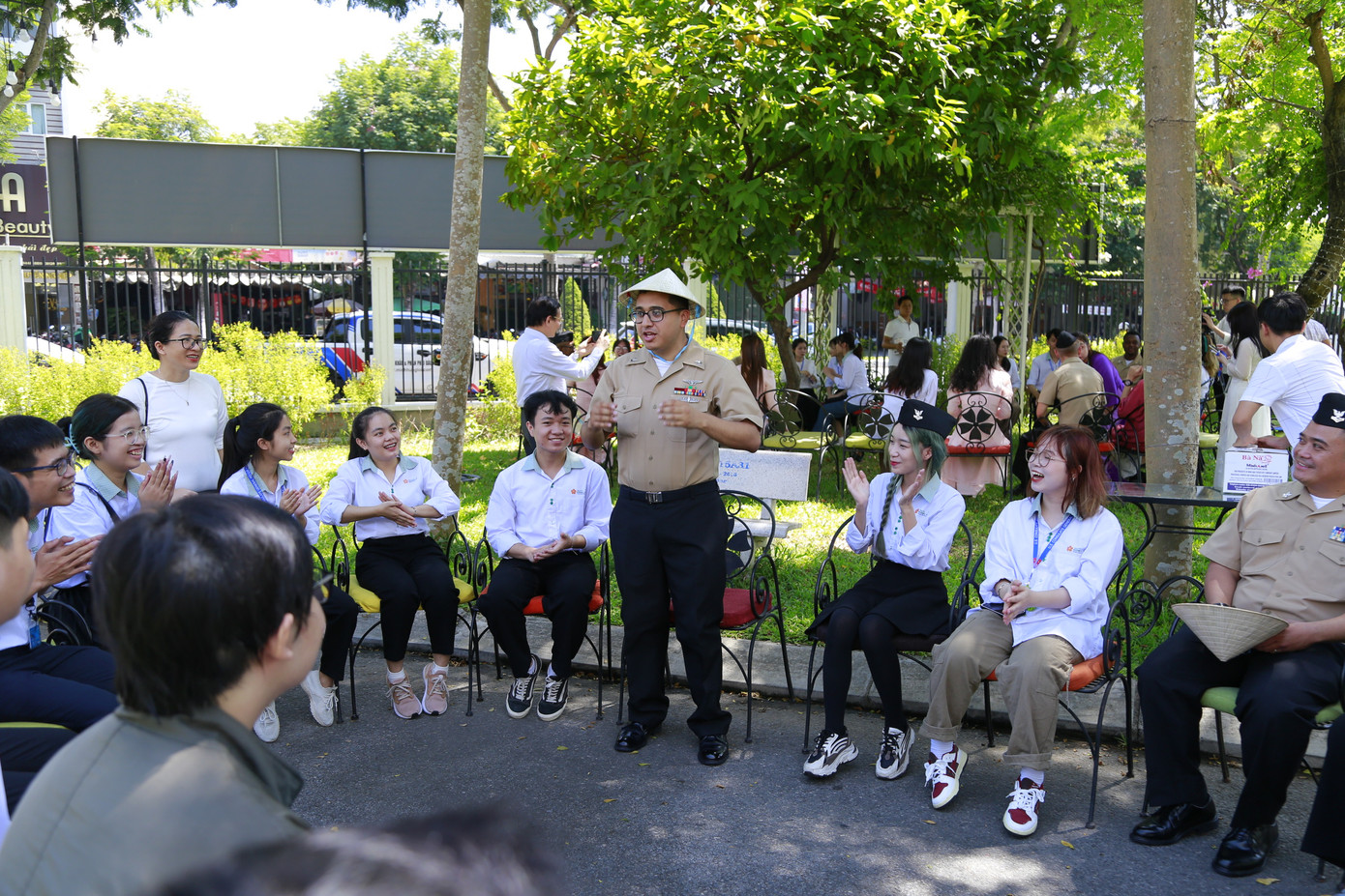 Các thủy thủ đã đến trường ĐH Đông Á trong sự chào đón nồng nhiệt của thầy cô giáo và sinh viên.