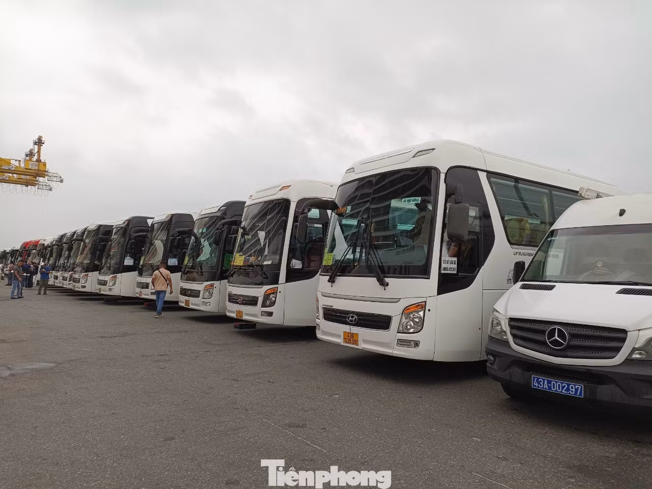 Do số lượng khách quá đông, các đơn vị lữ hành đã bố trí 54 xe loại 45 chỗ ngồi tới cảng để đón đoàn. Do số lượng khách quá đông, các đơn vị lữ hành đã bố trí 54 xe loại 45 chỗ ngồi tới cảng để đón đoàn.